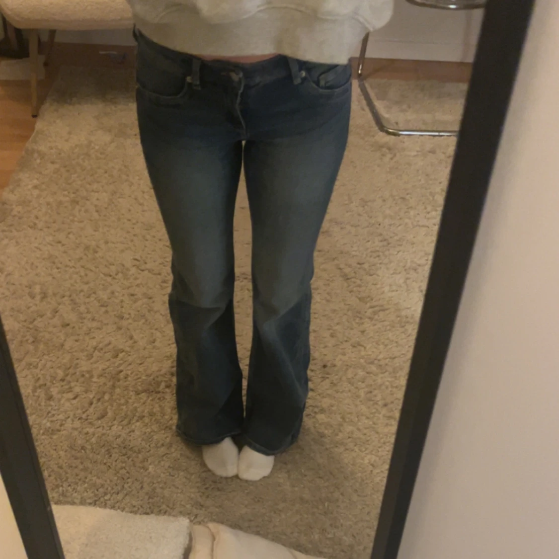 Blå bootcut jeans med låg midja