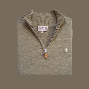 Olivgrön stickad half zip från Morris - Olivgrön stickad tröja från Morris med half zip och ribbad krage. Tröjan har långärmad passform och en liten vit broderad logga på bröstet. Perfekt för dig som gillar stilren design och vill ha något som funkar till jeans eller chinos.