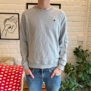 Morris tröja - Grå Morriströja i bra skick. Den är i storlek M och sitter väldigt bra. Hör av er vid fler frågor eller funderingar!💬✅