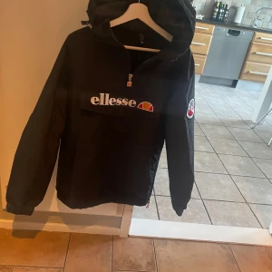 Svart vindjacka från Ellesse S - Svart vindjacka från Ellesse. Den är typ helt oandvänd andvänd typ andvänd 2-3 gånger ungefär.