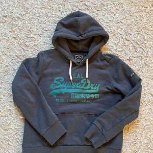 Mörkgrå Superdry Hoodie  - - Superdry Hoodie                                                                     - Skick 5/5                                                                                    - Storlek XS                                                                                     - Instabox för snabb leverans