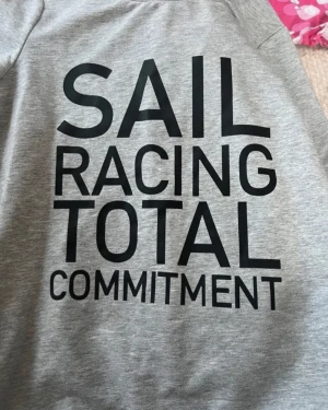 Sail racing tröja - Grå med gula detaljer  Ny skick använd fåtal gånger 