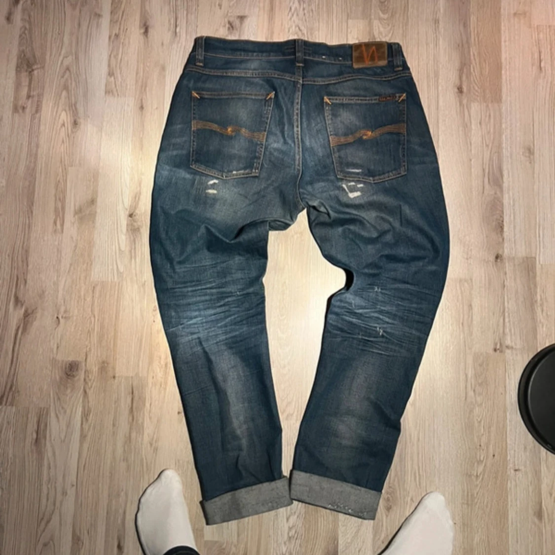 Blå jeans med slitningar från Nudie - 1
