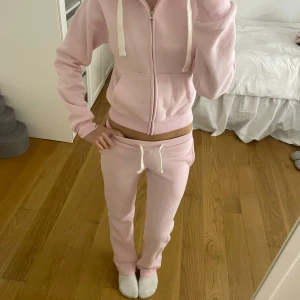 Rosa och vita mjukisbyxor - Assnyggt mjukisset från gina tricot i ljusrosa med vita snören. Byxorna har normal passform, raka ben och är mycket mjuka i materialet. Aldrig använda. Väldigt populärt och efterfrågat mjukisset. Priset går att diskutera!