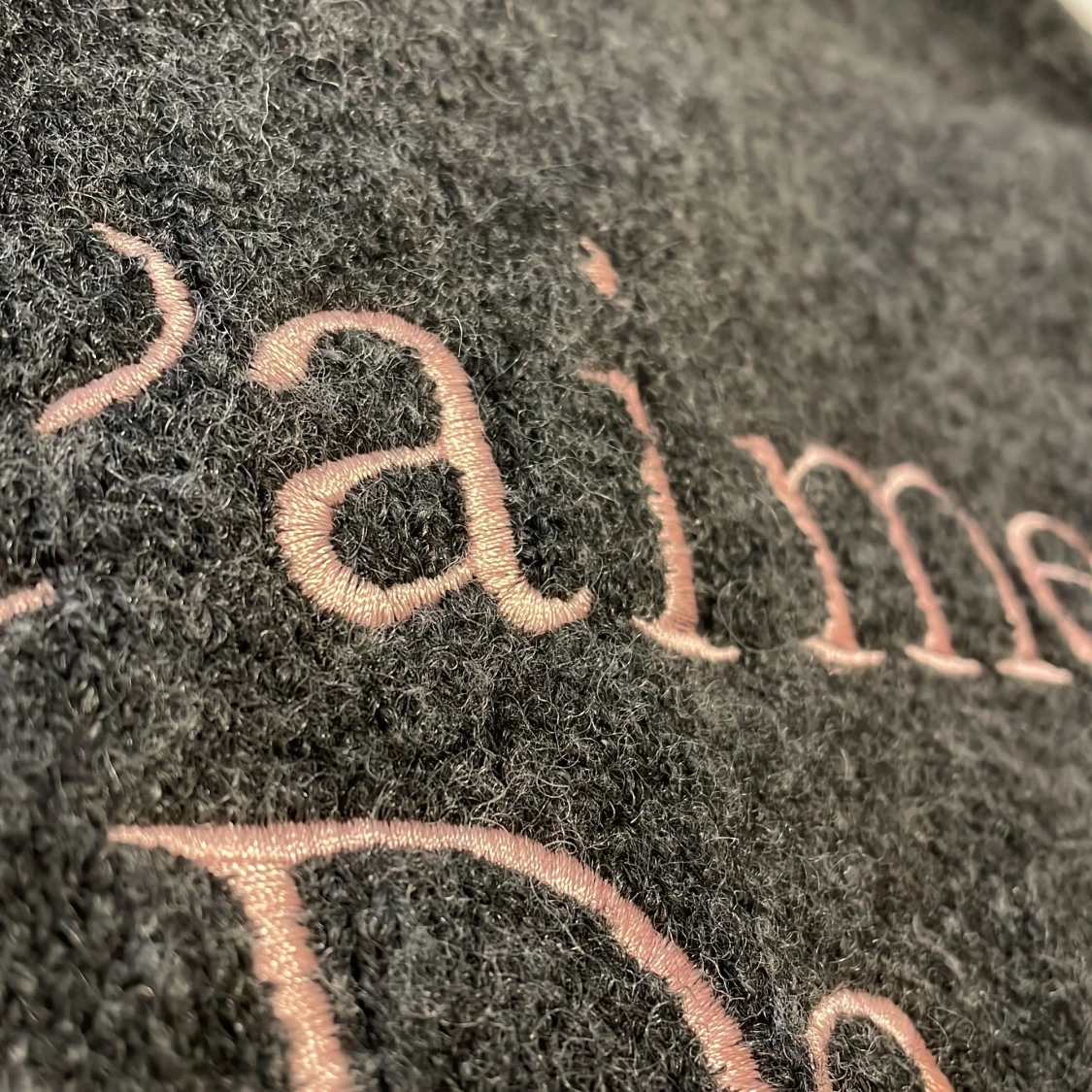 Mörkgrå stickad tröja med broderi - 3