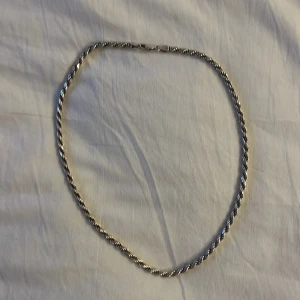 Halsband, cordell i äkta silver. - Inköpt från Albrekts Guld för 1798kr.                           BREDD CA (MM) 4,0 HÖJD CA (MM) 4,0 LÄNGD CA (CM) 50,0  https://www.albrektsguld.se/article/halsband_i_akta_silver_20128695?attr1_id=0