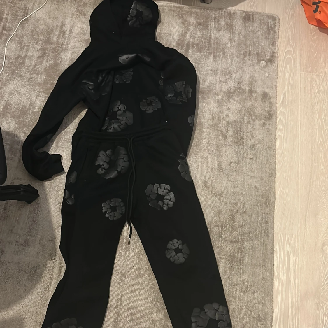 Svart hoodie från Denim Tears med blommor - 1