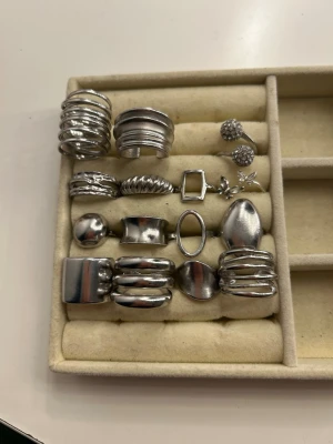 Sliver ringar i rostfritt stål  - Bilden visar ett set med silvriga ringar. De är aldrig använda och är i toppen skick. De tappar inte färg och är köpta från olika ställen. Säg till om du har några frågor eller vill diskutera priset❤️