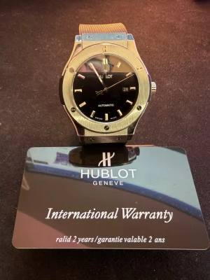 Classic Fusion - Classic Fusion automatisk klocka i titan med svart urtavla och svart gummiband, samt internationellt garantikort. Superclone, väldigt lite använd fin utan repor och märken. Föreslå gärna pris vid intresse, jag gav ca 10 000kr för den.