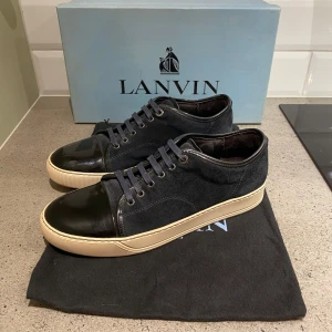 Lanvin Captoe - Tja! Säljer nu dessa riktigt feta Lanvins i grymt skick💯 Storleken är UK 8 vilket motsvarar ungefär storlek 42📎 Skorna är mörkblå och har nån enstaka effekt på Captoen (skick 8/10) ‼️ Självklart följer box och dustbag med på köpet📦 Vid frågor och funderingar är det bara att skriva✍️ 📝 💯