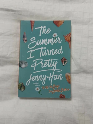 The Summer I Turned Pretty - En perfekt bok för dig som älskar sommar, strand och känslor! Följ Belly när hon lämnar skolan för Cousins Beach och möter vänskap, kärlek och nya äventyr. En ungdomsroman fylld av romantik och sommarvibbar, skriven av författaren till 'To All the Boys I've Loved Before'.