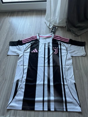 Juventus Hemmaställ 25/26  - Juventus Hemmaställ 25/26, Nyskick storlek S