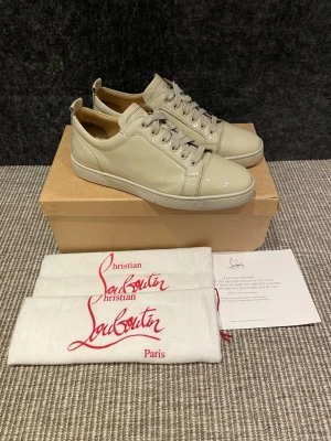 Christian Louboutin skor  - December REA! Hej, säljer nu dessa svin snygga loubs skor. Skorna är i grymt skick! Begränsat antal boxar och dustbag. Hör av dig vid frågor. 