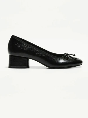 Svarta pumps med klack - Snygga svarta pumps i ballerina- stil med låg klack. Knappt använda. Har vanligtvis 39/40 i storlek. Köpare står för frakt.