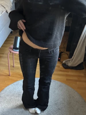 Svarta bootcut jeans - Skitsnygga bootcut jeans!!