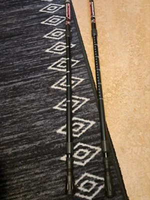 Teleskopiska vandringsstavar • Anti-Shock • Justerbara • Bra skick - Säljer ett par teleskopiska vandringsstavar med inbyggt **anti-shock-system** som ger extra komfort vid promenader, vandring och trekking. Perfekt för både nybörjare och erfarna friluftsvandrare. * I mycket bra skick & knappt använda  * Fullt fungerande justering * Anti-shock-funktionen fungerar som den ska * Teleskopisk konstruktion (3 sektioner) * Justerbar längd med tydliga markeringar Skickas via posten men köpare står för frakten. Vid övriga frågor skicka gärna meddelande.