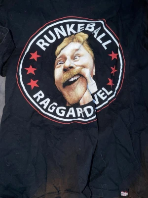 Eddie meduza T-shirt - Eddie meduza T-shirt använts ca 3 gånger. Köpt på ccw-2022 tror jag d va. Den är i fint skick samma tryck fram och bak. Unisex så den är lite större än vad storleken brukar vara. (Storlek S). Den kommer tvättas innan den fraktas. Skriv vid intresse & frågor!♥️