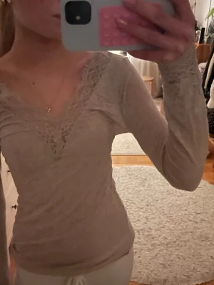 Kashmirtröja från Intimissimi  - Jätteskön och populär tröja från Intimissimi i Kashmir och spets! Sitter så bra och skön! Inte använd, som ny!