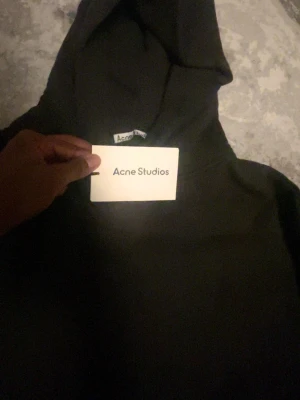 Acne  - Säljer en fint svart tröja storleken M, passar bra för vilken säsong. Text på baksidan i vitt, kika på för detta kan vara din nya fynd