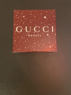 Gucci Guilty Pour Homme set - Gucci Guilty Pour Homme i ett exklusivt set med två flaskor. Kommer i ett fint paket. Helt nytt.