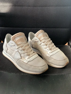 Philippe Model trainers - Säljer dessa eftersom de blivit för små för mig. Ett par vit/grå/beigea Philippe Model trainer skor. Storlek 41. Perfekta skor som passar en fräsch look. 