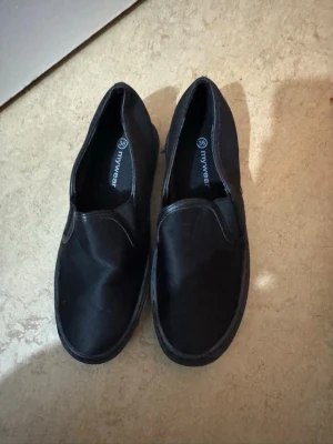 Svarta skor  - Ett par svarta skor i stl 36 säljs för 120 kr. 