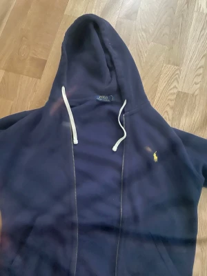 Polo Ralph fluoren kofta - En mörkblå polo kofta i storlek S, väldigt fin och har inte används så mycket!