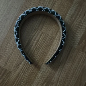 Svart diadem med vita pärlor från ut & Penn - Jag säljer ett jätte fint svart diadem med vita pärlor från ur & Penn, jag säljer denna för att den inte kommer till användning längre. Jag har knappt använt den och den har fantastisk bra skick.