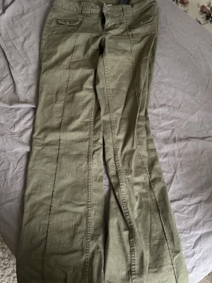 Gröna bootcut cargopants från Hm - Inte min bild!!! Virala gröna jeans från Hm. Ett par jätte snygga cargopants utan fickor bak, dom är väldigt stretchiga. Dom är jätte snygga och en fin färg till basic tröjor! Priser kan diskuteras och bara att be om fler bilder om det önskas! 