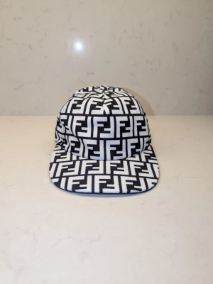 Fendi keps - Helt ny Fendi monogram keps, One size passar alla storlekar då man kan justera den, dustbag samt tags medföljer 