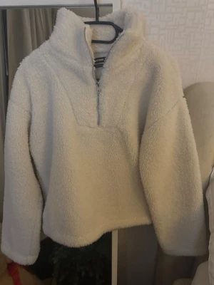 Vit teddyjacka från BikBok - Mysig vit teddyjacka från BikBok, fint skick🤍