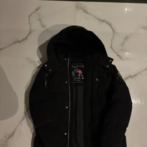  Moose Knuckles jacka  - Säljer en varm och fin moose knuckles jacka i storlek xs. Den är knappast använt och är perfekt nu till vintern.