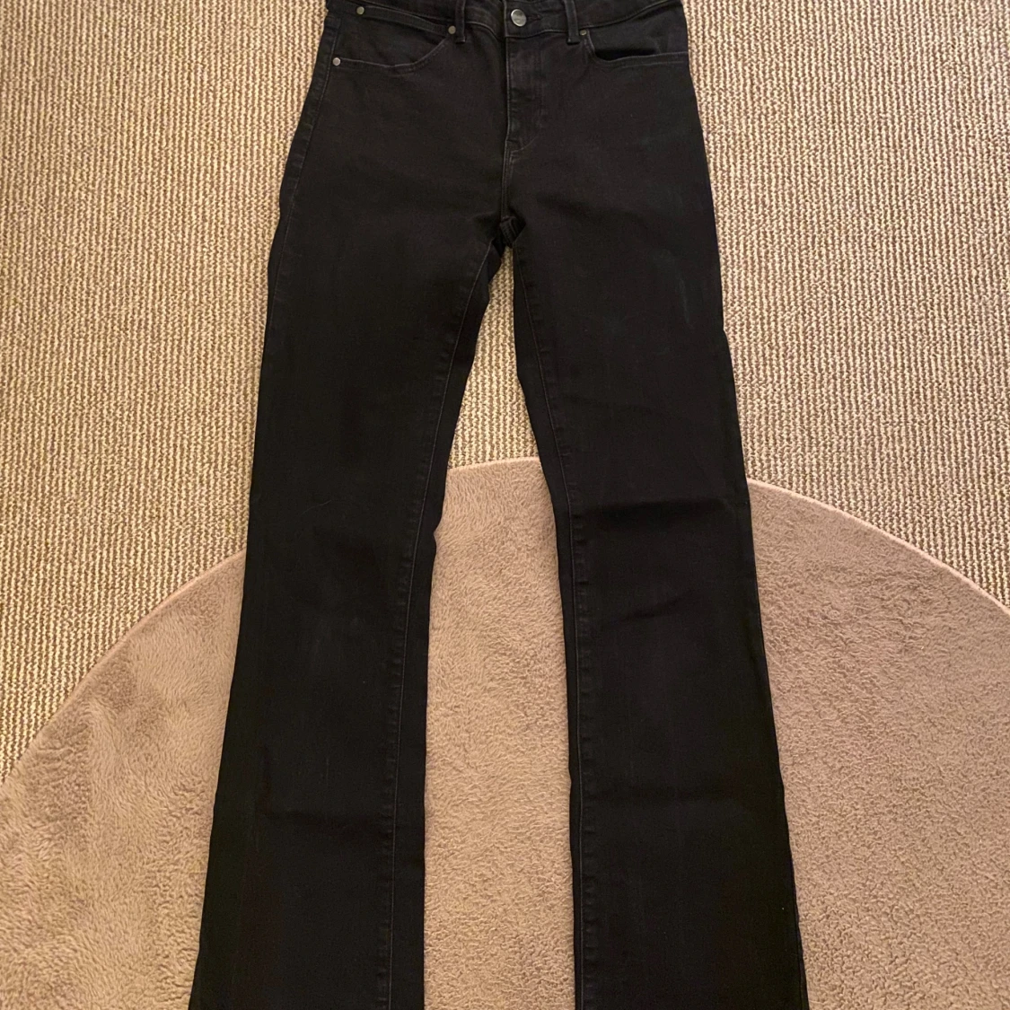 Snygga svarta bootcut jeans - 1