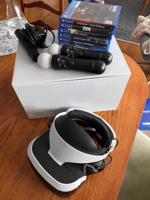 PlayStation VR med Move-kontroller och 6 spel - Komplett PlayStation VR-headset med två Move-kontroller, kamera, kablar och 6 populära VR-spel till PS4. Headsetet visar visst slitage på vadderingen men fungerar bra. Perfekt paket för att komma igång med VR på PlayStation.