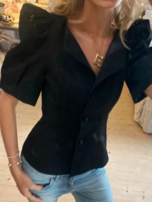 Svart blus med puffärm - Fin topp med knappar och puffärm❣️