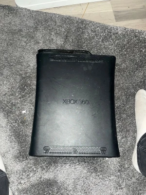 Xbox 360 120GB - Xbox 360 spelkonsol med 120GB hårddisk. Konsolen har synliga repor och mindre slitage, men är i överlag bra skick. Perfekt för dig som vill spela klassiska Xbox 360-spel och använda extra lagringsutrymme för spel och media.