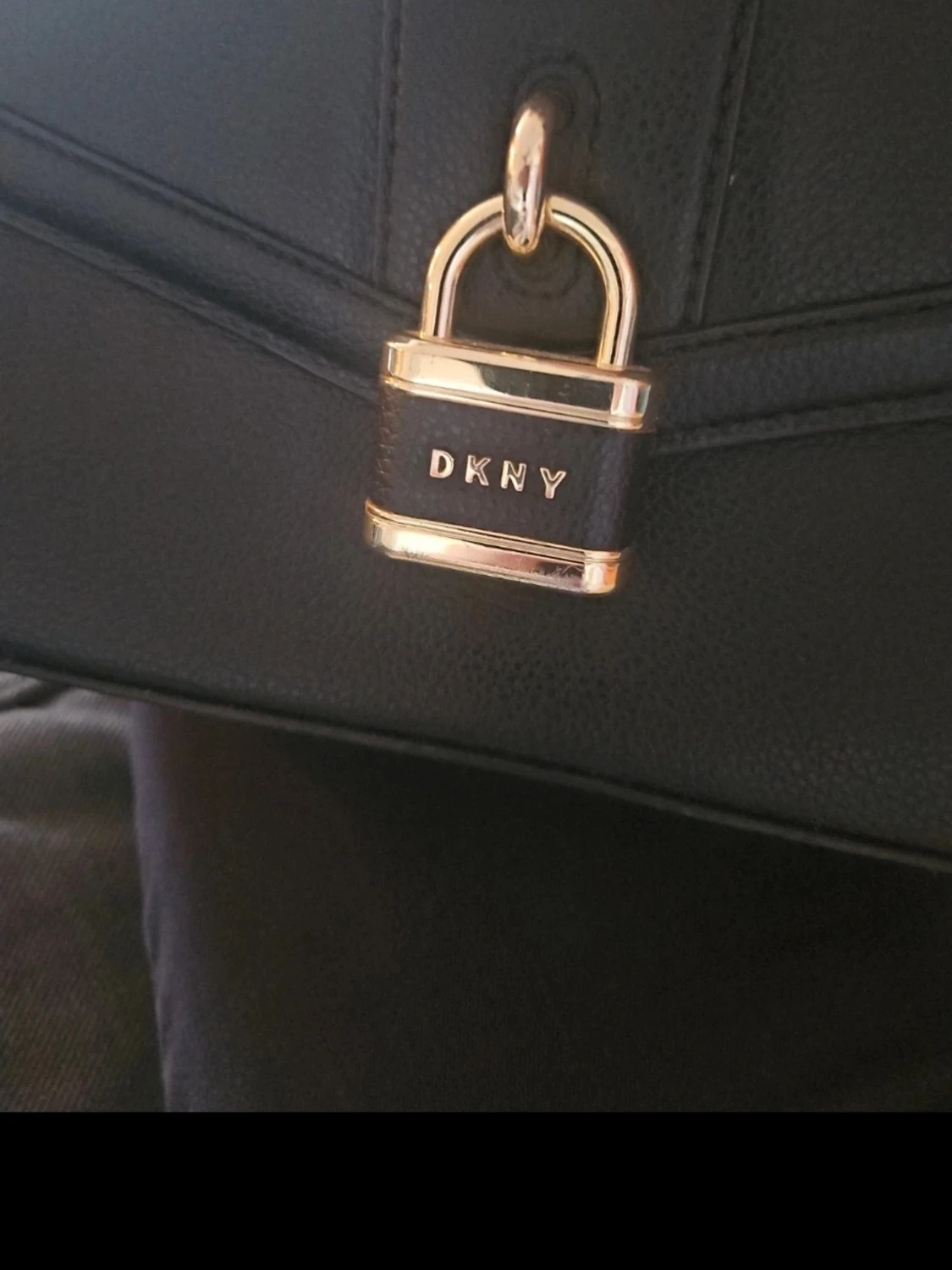 Svart axelväska från DKNY med kedja