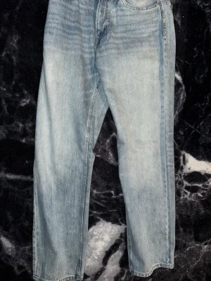 Vailent loose fit jeans ljusblå W32 L34 - Aldrig använda och sprillans nya ljusblå jeans från Vailent i loose fit med raka ben och normal midja. Klassisk femficksmodell i mjukt jeanstyg, perfekt för dig som gillar avslappnad stil. Snygg tvättad look och diskreta detaljer. Märkta med etikett på insidan.