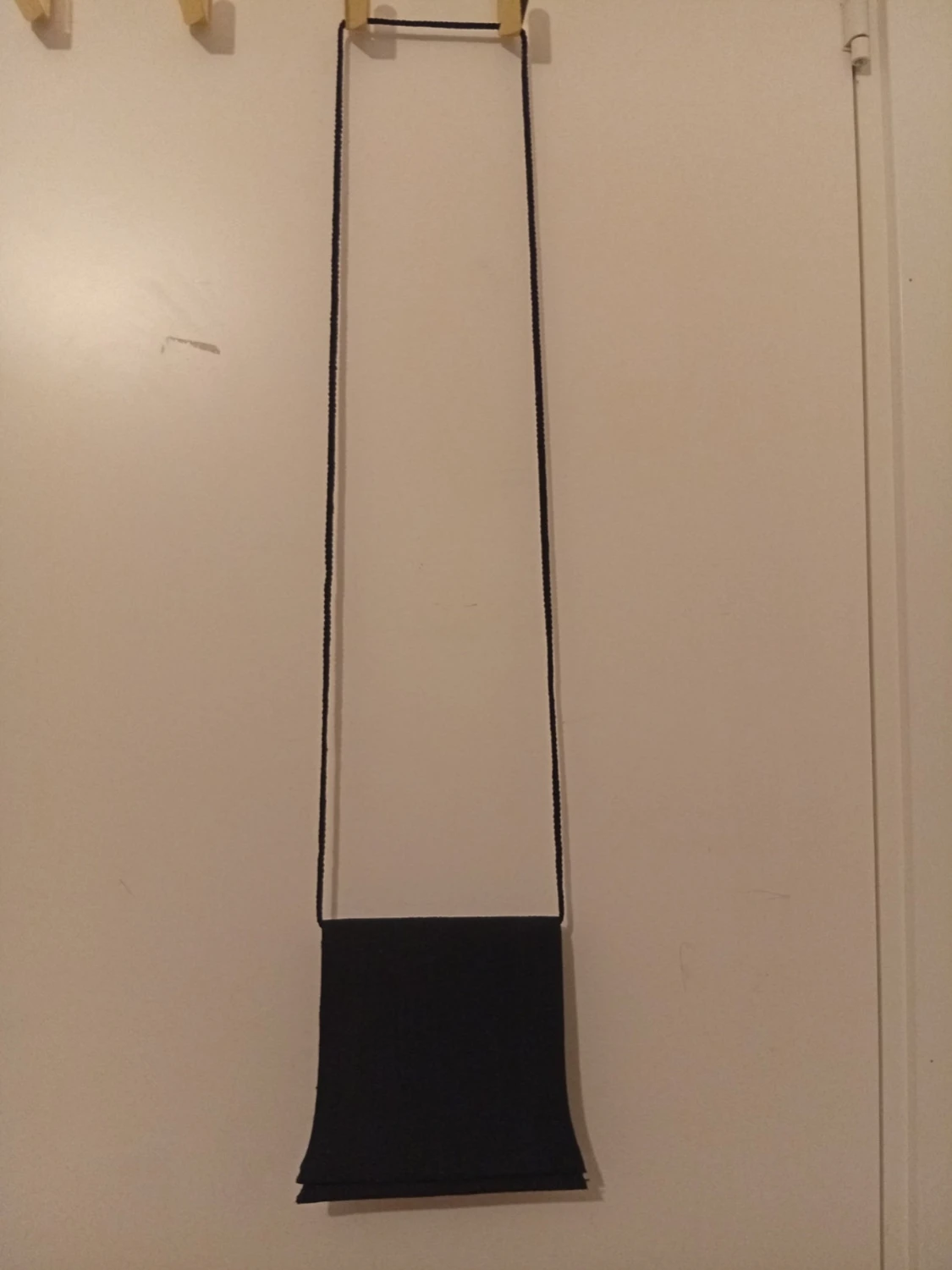 Svart axelväska med struktur