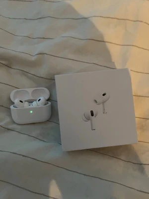 AirPods Pro 2nd Generation (USB-C) - Säljer AirPods Pro 2nd Gen med Apple Care+ tills 2027/02-22 och MagSafe-laddningsetui (USB-C). Komplett med originalförpackning. Hörlurarna har aktiv brusreducering, transparensläge och adaptivt ljud. Mycket bra skick, inga synliga defekter eller slitage. Perfekt för musik, samtal och träning. Använt i 4 dagar.