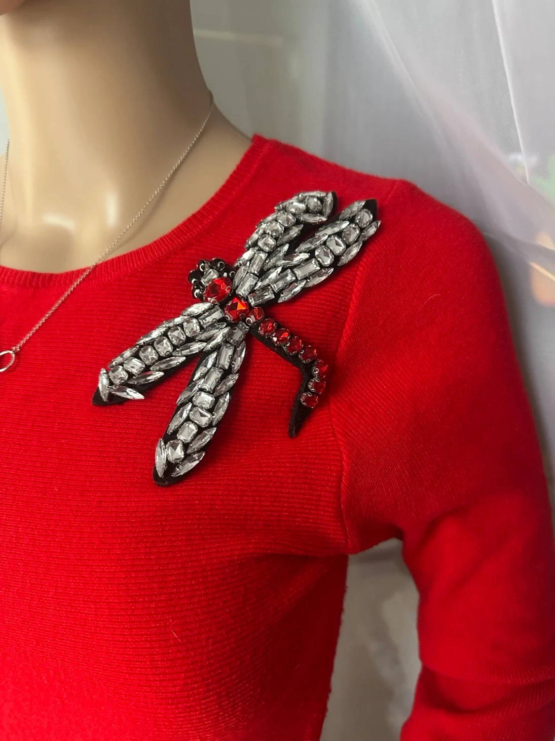 Röd stickad klänning med brosch - 1