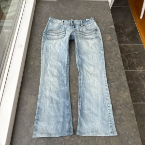 Lågmidjade jeans only  - Så snygga jeans som tyvärr inte passar mig och har därför ingen bild på! Midjemått tvärsöver: 39cm Midjehöjd: 18cm Inerbens längd: 67cm💕