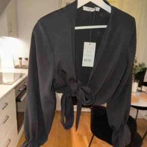 Blus Nakd - Från Nakd, aldrig kommit till användning. Den har axelpuffar och knyte fram