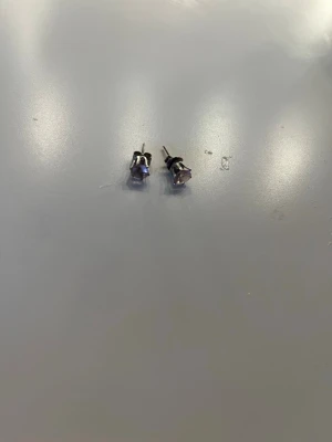 Örhängen  - Fina örhängen i bra skick stenen är i rosa 