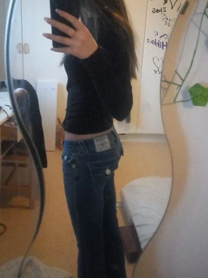 True Religion Joey Low Rise Flare Jeans - Säljer ett par blå True Religion, då jag har köpt ett par andra jeans. Dom är lite slitna vid fötterna men det är inget som syns, jag är ca 165 och dom passar perfekt. Nypris 1300kr säljer för 700kr. Men pris går att diskutera