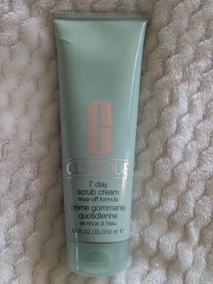 Clinique 7 Day Scrub Cream 250 ml - Stor tub med 7 Day Scrub Cream från Clinique, 250 ml. En mild exfolierande ansiktsskrubb som sköljs av med vatten. Fri från parfym och passar alla hudtyper. Endast provad. 