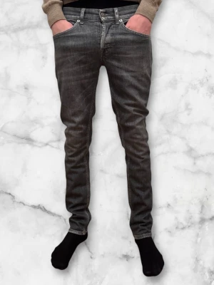 Dondup Jeans George - Dondup Jeans George trendigaste jeansen på marknaden. Skick 9,5/10 Nypris runt 4000kr Säljs för 900kr