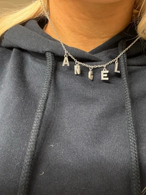 ANGEL halsband - Halsband med ordet ”angel” på. Vet inte var de är ifrån för jag fick det i present. Men de är aldrig använt. Justerbart med olika längder
