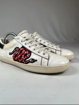 Gucci ace  - Gucci ace - Storlek: 41 - Mycket fint skick - Pris: 1299kr - Box kan fixas mot betalning av den - hör av dig vid funderingar 💫