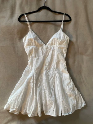 Vit kort klänning med broderade detaljer - Söt vit klänning från zara med justerbara axelband och dragkedja i ryggen💕 perfekt som studentklänning! 